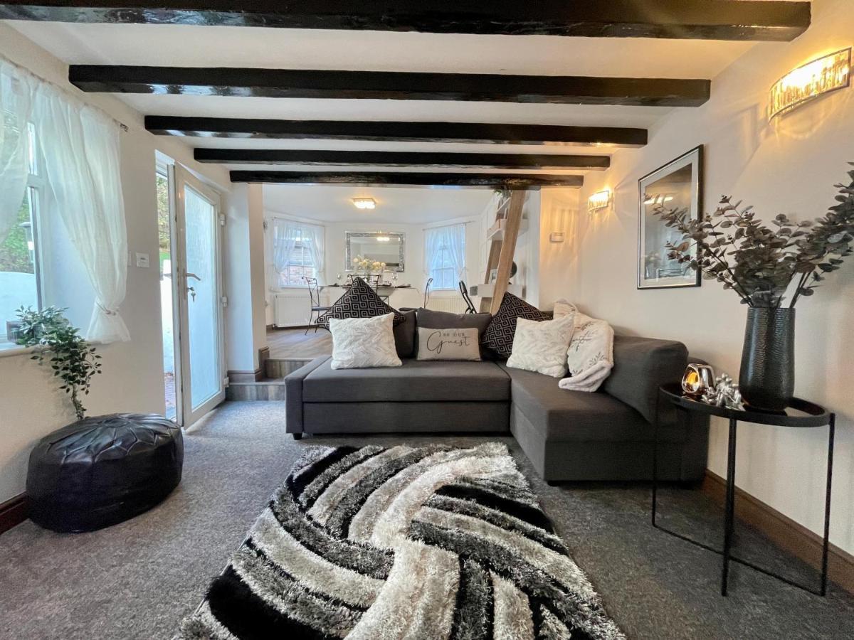 Tollgate House - Luxury Cozy Cottage - Huge Hot Tub - Alton Towers Cheadle  Eksteriør billede