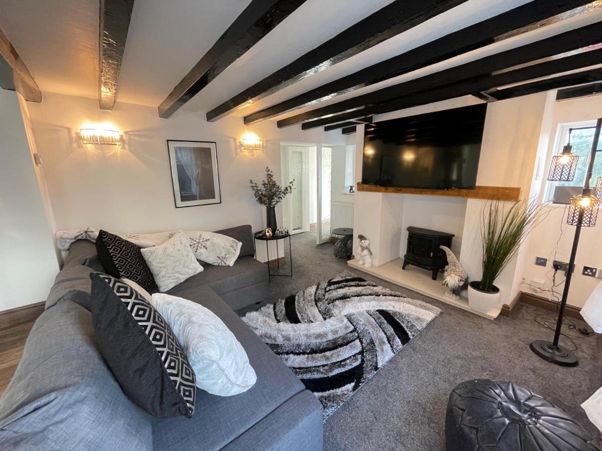Tollgate House - Luxury Cozy Cottage - Huge Hot Tub - Alton Towers Cheadle  Eksteriør billede