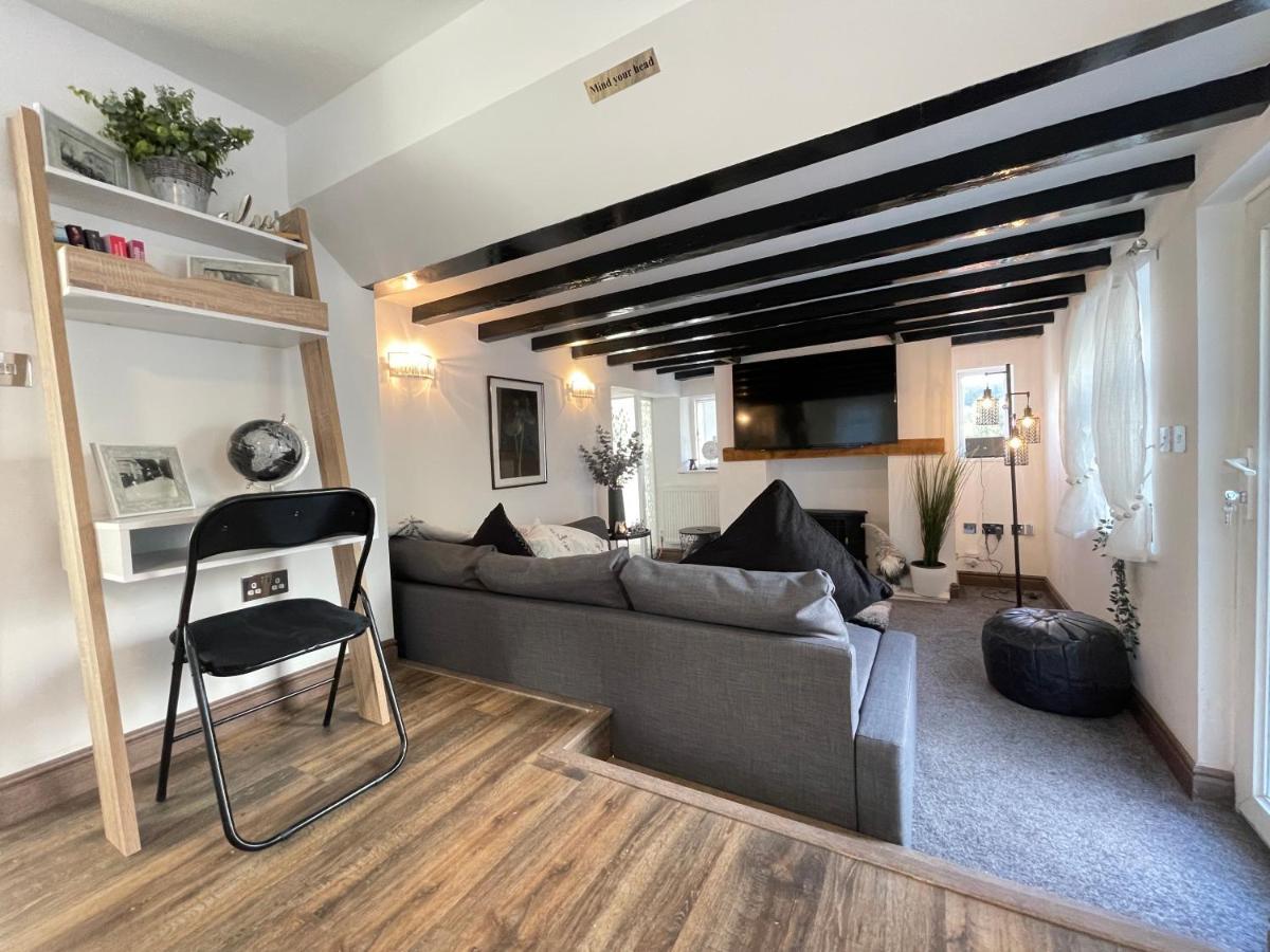 Tollgate House - Luxury Cozy Cottage - Huge Hot Tub - Alton Towers Cheadle  Eksteriør billede