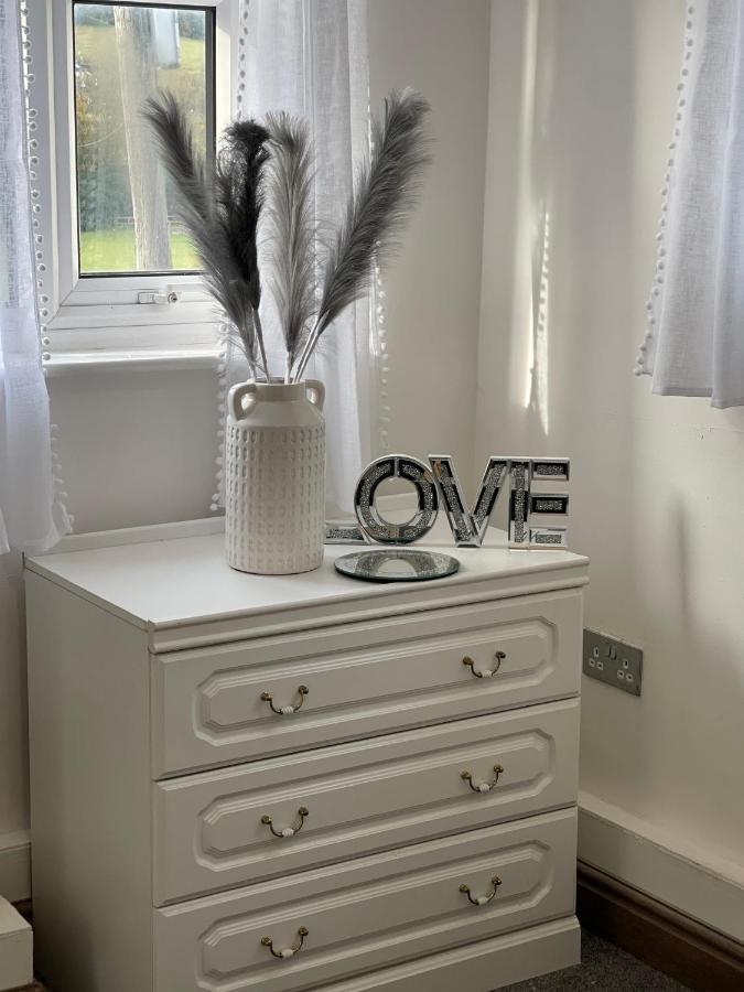 Tollgate House - Luxury Cozy Cottage - Huge Hot Tub - Alton Towers Cheadle  Eksteriør billede
